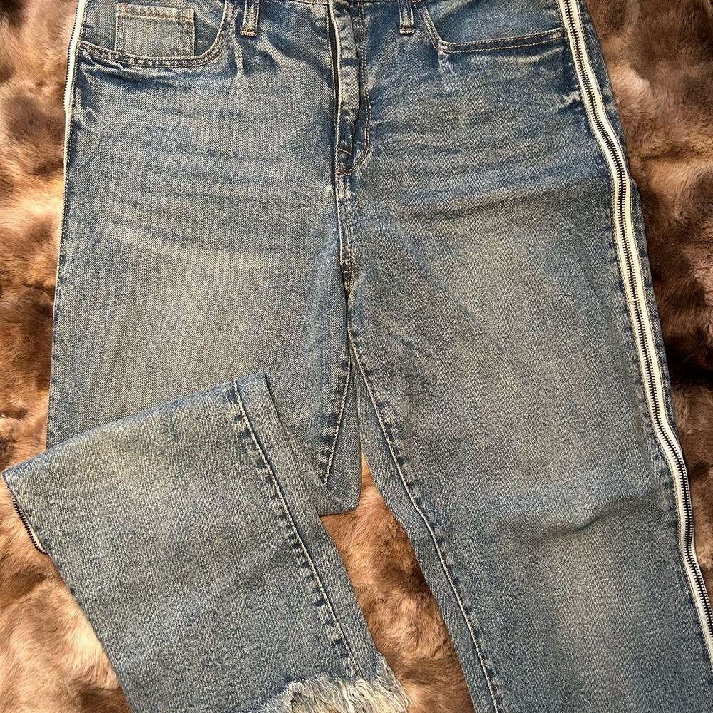 Stylish Blue Denim Jeans with Side Stripe Sipper
